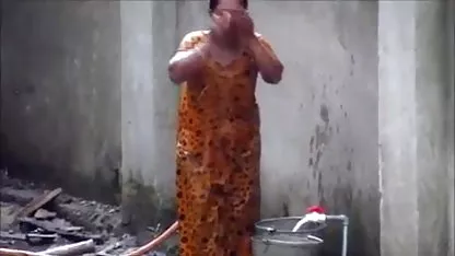 சூடான பெண் ரெட்ரோ ஹேரி ஆபாச காட்டில் சுயஇன்பம் செய்கிறாள்