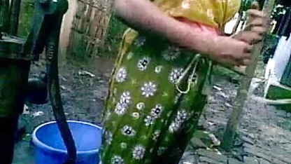 பையன் கயிறுகள் மற்றும் வெற்று காதலியை ஆடுவதை விரும்புகிறான் ஹேரி அம்மா வீட்டில்