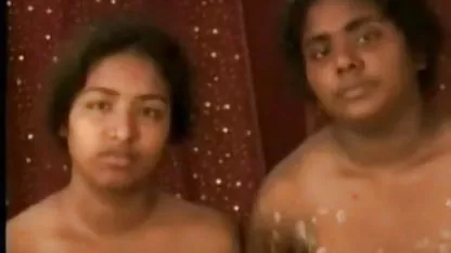 ஒரு ஆபாச பத்திரிகை இலவச யோனி ஆபாச மூலம் புரட்டுகிறது மற்றும் ஒரு ஸ்ட்ரிப்டீஸ் நடனமாட முடிவு செய்தது