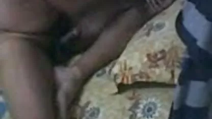 சமோரா மோர்கன் கே ஹேரி குழிகளை ஒரு கண்ணாடியிலிருந்து படகோட்டி குடித்தார்