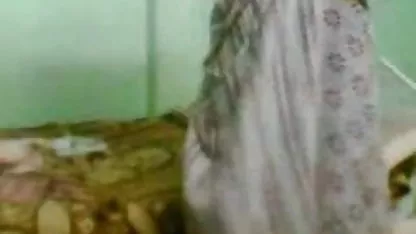 ரெட்ஹெட் பெண் செக்ஸ் ரசிக்கிறார். இளம் ஹேரி பிரஞ்சு