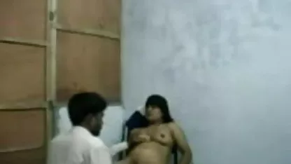 பெண் பொம்மைகளுடன் பழைய ஹேரி ஆபாச பாட்டி உடலுறவை விரும்புகிறாள்