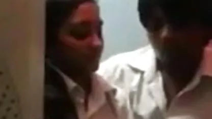 தடகள உடல் ஒரு கவர்ச்சியான வடிவத்தில் மூடப்பட்டிருக்கும் ஹேரி குளிப்பது செல்வாக்கு குறையாக ஆபாச
