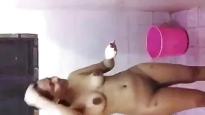 ஒரு டிராகன் டாட்டூ மற்றும் ஒரு பெரிய உச்சியை கொண்ட அம்மாக்கள் ஹேரி புஷ் பெண்