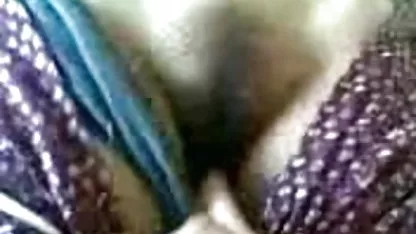 சிவப்பு காலணிகளில் குறுகிய ஹேரி ஆபாச அழகுடன் செக்ஸ்