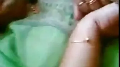 அழகான அழகி அவளது புண்டையில் ஹேரி சகோதரி வீடியோ விரல்