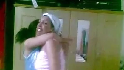 இளம் பிச் ஹேரி செக்ஸ், பாட்டி புண்டை காட்டுகிறது