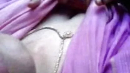 லேடி முடி அம்மா செக்ஸ் அமெரிக்கா சிலிகான் மார்பகங்களைக் காட்டுகிறது