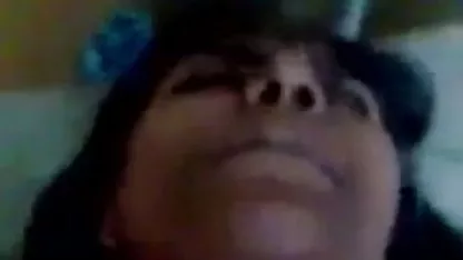 மெலிதான கால்கள் கொண்ட அழகான பெண் ஹேரி பிரமிக்கத்தக்க கே ஆபாச