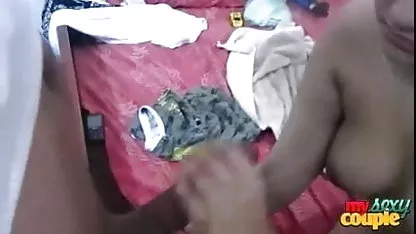 சுவரில் ஒரு கே வீரியமான கொல்லுங்கள் சிறிய துளை வழியாக செக்ஸ்