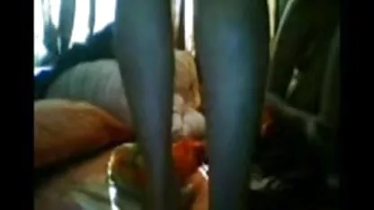 வீட்டில் இளம் ஜோடி கே ஹேரி கீழே