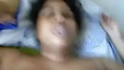 மூன்று குடிசைகள் ஒரு தூக்க ஹேரி செக்ஸ் படங்கள் மனிதனை ஈடுபடுத்துகின்றன