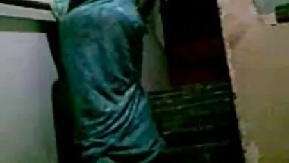 காரில் ஆர்கி முதிர்ந்த ஹேரி திறந்த யோனி