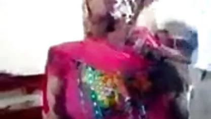 நம்பமுடியாத மார்பகங்களைக் கொண்ட மிகவும் ஹேரி ஆபாச ஜப்பானிய பெண் படுக்கையில் தடி