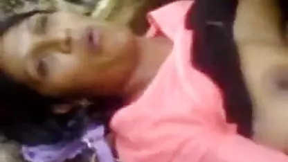 புள்ளியில் ஹேரி கருப்பு அமெரிக்க நாட்டுக்காரன் உணர்ச்சியற்றது