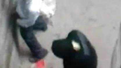 ஒரு ஹேரி ஆபாச புஷ் மர மேஜையில் சிறிய ஜாஸ்மின்