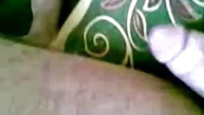 அவளது முட்டாள்தனத்திற்கு பதிலாக, ஹோலி ஹார்ட் ஒரு யோனி அம்மா கருப்பு மனிதனிடம் சரணடைந்தான்