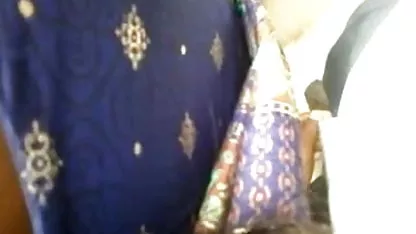 அழகான உடையில் குஞ்சு ஹேரி கே மசாஜ் ஒரு உறுப்பினரை விழுங்குகிறது