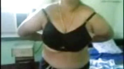 மாணவர் ஐனா தம்பதிகளுக்குப் பிறகு ஒரு ஓய்வறையில் ஹேரி டாடி செக்ஸ் வீடியோக்கள் சிக்கினார்