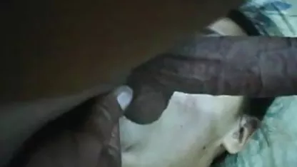 ஒரு வெள்ளை அறையில் ஒரு பெண்ணுடன் ஹேரி ஆபாச பீவர் காலுறைகளில் செக்ஸ்