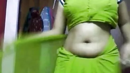 சீருடையில் ஆசியன் ஃபாலஸைப் ஹேரி செக்ஸ் லெஸ்பியன் பிடிக்கிறான்