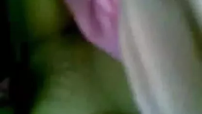 சிறுமி மண்டியிட்டு, சுயஇன்பம் செய்யத் தயாராக ஹேரி நைலான் ஆபாச இருக்கிறாள்