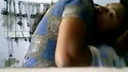 அதன் பெரிய அளவை புண்டையில் ஹேரி ஆபாச ஹிப்பி சகிக்கிறது