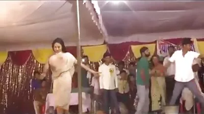 இரண்டு பெண்கள் ஒரு படகில் ஒரு மனிதனை இறுகப் பற்றிக் கொண்டனர் இந்திய ஆண்ட்டி ஹேரி செக்ஸ்