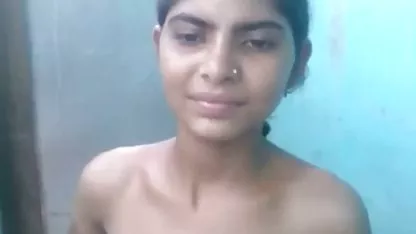 ஒரு சிவப்பு சோபாவில் இரண்டு அழகிகள் பாட்டி ஹேரி பெண்கள்