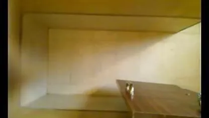 வளாகங்கள் இல்லாத கே ஹேரி மழை பெண்
