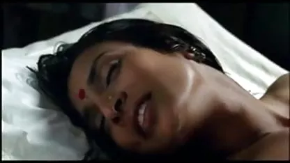 குழந்தை இடுப்புக்கு ஹேரி இருபால் ஆபாச பாலியல் இயக்கங்களை செய்கிறது