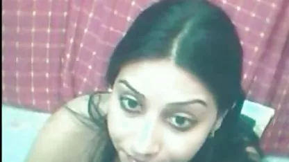 நீல நிற உள்ளாடைகளில் உள்ள பெண் ஹேரி ஹிப்பி செக்ஸ் சுய திருப்தி அடைகிறாள்