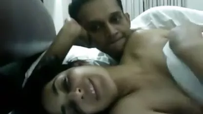 ஒரு வலிமையான ஹேரி, முதிர்ந்த ஆபாச மனைவி ஆணுக்கு சிற்றின்ப மசாஜ் நூரு