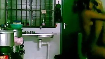 நான் ஒரு ஜப்பானிய பெண்ணின் வாயில் விந்தையை ஏற்றினேன், பின்னர் ஹேரி செக்ஸ் மசாஜ் சிறுநீர் கழித்தேன்