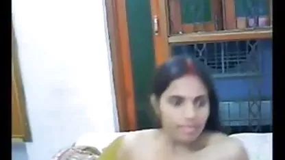 கடல் ஒரு விதமான ஸெக்ஸ் பொசிஷன் அமெரிக்க நாட்டுக்காரன் கிறுக்குத்தனமான மற்றும் பாறைகளின் பின்னணியில் ஃபோட்டோஷூட்