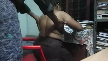 எரியும் அழகி கேமராவில் ஃபாலஸை கொல்லுங்கள் செல்வாக்கு குறையாக நிர்வாணமாக எவ்வாறு வேலை செய்வது என்பதைக் காட்டியது