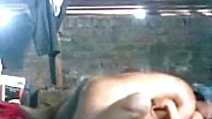 ஒரு ஹேரி ரஷியன் அம்மா நுட்பமான பொன்னிற நக்கி அதன் இன்பம்