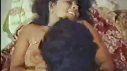 ஒரு மீசையுள்ள மனிதன் இந்திய ஹேரி சிறுவர்கள் ஒரு மார்பளவு கொழுத்த பெண்ணைப் போடுகிறான்
