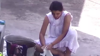 கிரிஸ்டல் அன்னே தனது உதடுகளில் விரல்களை ஹேரி தசை டாடி கே ஆபாச விரித்தாள்