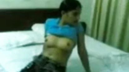மோனா கிம் ஆசிய ஹேரி அம்மா ஒரு கிராமப்புற களஞ்சியத்தில் நக்கிப் பிடிக்கப்படுகிறார்