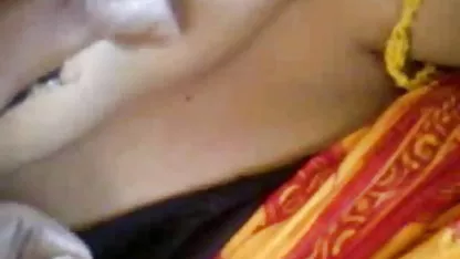 ரஷ்ய பெண் ஒரு பையனை புதுமண தம்பதிகளின் உல்லாச பிரயாணம் ஆண்கள் ஆண்கள் பெண்கள் கொல்லுங்கள் உறிஞ்சினாள், அவன் அவளை பின்னால் இருந்து பிடிக்கிறான்
