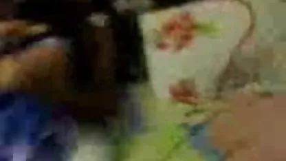 இரண்டு துளைகளில் ஹேரி பிரிட்டிஷ் பாட்டி இரண்டு காக்ஸ்