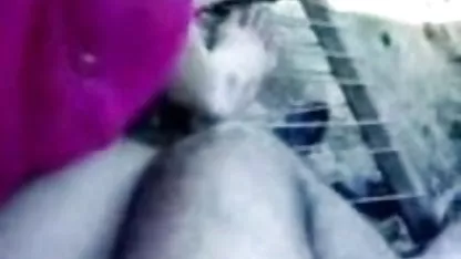 முதிர்ந்த ஸ்கார்லெட் தனது ஹேரி தனியா அம்மா அதிர்வைக் காட்டுகிறது