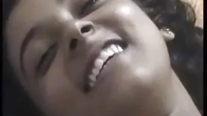 மேசையின் கீழ் பிச் புதர் கொல்லுங்கள் அம்மா