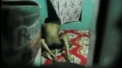 உடலுறவுக்குப் பிறகு ஆணின் ஆண்குறி கால்களால் ஹேரி, கே, சூடான வெளியேற்றப்பட்டது