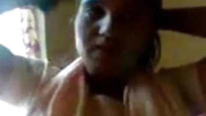 ரெட்ஹெட் யோனியிலிருந்து ஹேரி பெல்லி ஆபாச தரையில் விந்தணுக்களை வெளியிடுகிறது