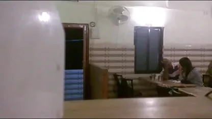 சாரா ஜே தனது கணவருக்கு முன்னால் ஒரு கறுப்பினத்தவருக்கு இலவச ஹேரி கேம் தன்னைக் கொடுத்தார்