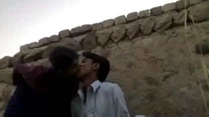 டோனட் ஒரு பெண்கள் அக்குள் ஆபாச உறுப்பினரைத் தவறவிட்டார்