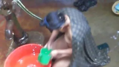 லெஸ்பியன் அலெஸாண்ட்ரா மற்றும் நடாலி ஹேரி, முதிர்ந்த ஜோடி ஒருவருக்கொருவர் கழுதையில் மகிழ்ச்சி