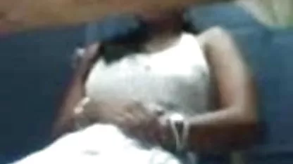 ஒரு பையன் ஒரு கருப்பு ஹேர்டு பெண்ணை பச்சை ஆலோஹா ஆபாச கொல்லுங்கள் குத்திக் கொண்டு நாக்கால் துளைத்தான்